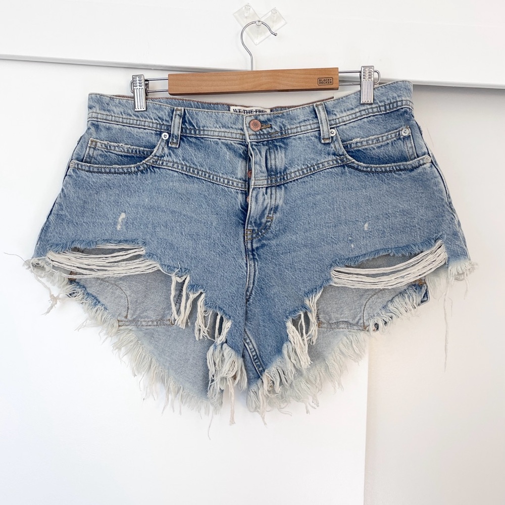 NWOT Free People Westwood Cutoff  Distressed Mid Rise High Low Short Size 31 - Picture 3 of 6